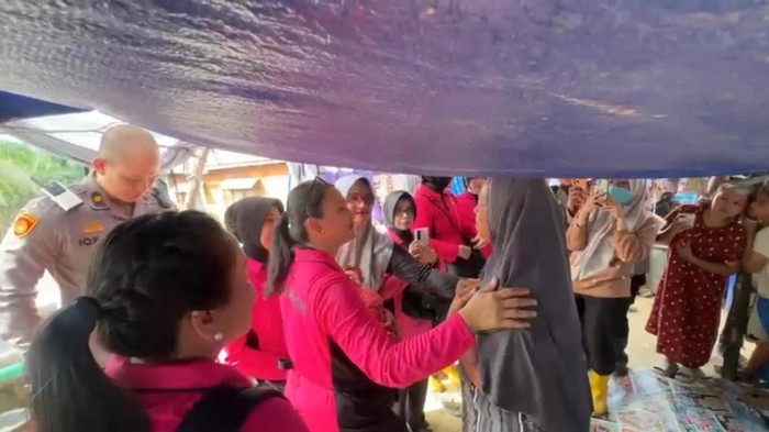 Ketum Bhayangkari Beri Bantuan di Pengungsian Aceh Tamiang, Hibur dan Kuatkan Korban