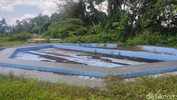 Kondisi proyek kolam renang di Margokaton, Seyegan, Sleman yang mangkrak diduga dikorupsi.