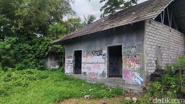 Kondisi proyek kolam renang di Margokaton, Seyegan, Sleman yang mangkrak diduga dikorupsi.