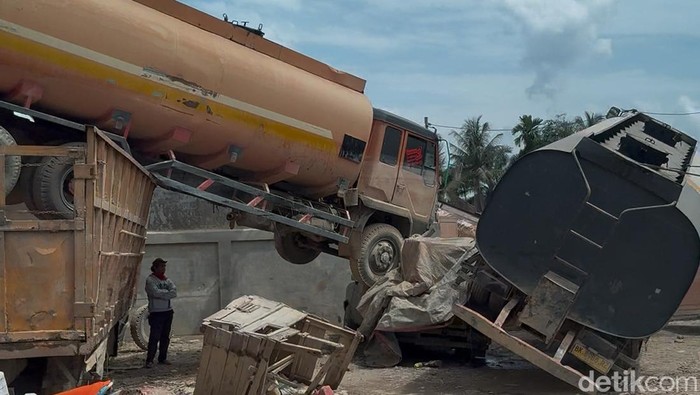 Sisa Banjir Aceh Tamiang: Truk Bertumpuk-Rumah Bergeser ke Jalan