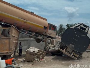 Sisa Banjir Aceh Tamiang: Truk Bertumpuk-Rumah Bergeser ke Jalan