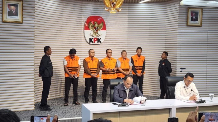 KPK Sita Rp 193 Juta dan 850 Gram Emas Saat OTT Bupati Lampung Tengah