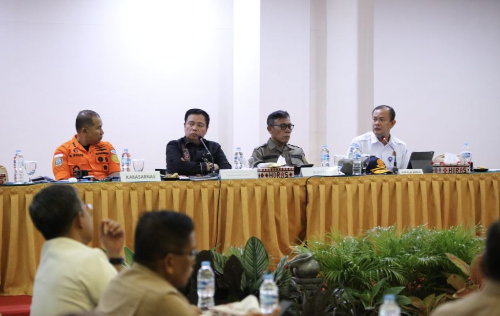 Konferensi pers perkembangan terbaru cuaca serta langkah cepat yang dilakukan bersama lintas sektor di wilayah Aceh, Sumatra Utara, dan Sumatra Barat di Sibolga (10/12/2025). (Dok BMKG)
