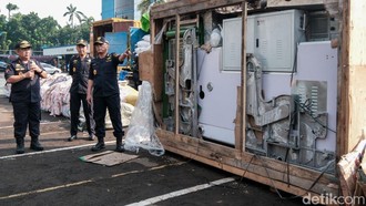 2 Kontainer & 2 Truk Digerebek! Ada Isi Sajadah Ternyata Garmen Ilegal