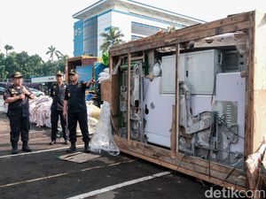 2 Kontainer & 2 Truk Digerebek! Ada Isi Sajadah Ternyata Garmen Ilegal