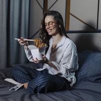 Ini Waktu Terbaik untuk Makan Sebelum Tidur agar Tidak Bikin Gemuk