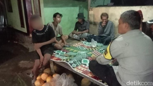 Mediasi kasus seorang pemuda di Lombok Barat yang tertangkap basah mencuri kelapa, Kamis (11/12/2025).
