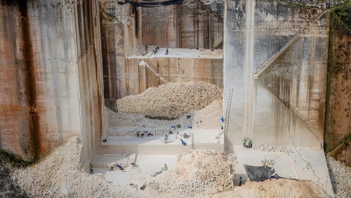 Pekerja menambang batu kapur untuk bahan baku bangunan dan semen di Bektiharjo, Tuban, Jawa Timur, Rabu (10/12/2025). Asosiasi Semen Indonesia (ASI) mencatat ekspor semen hingga kuartal III-2025 mencapai 920.000 ton, naik sekitar 17 persen dibandingkan periode yang sama di tahun lalu. ANTARA FOTO/Muhammad Mada