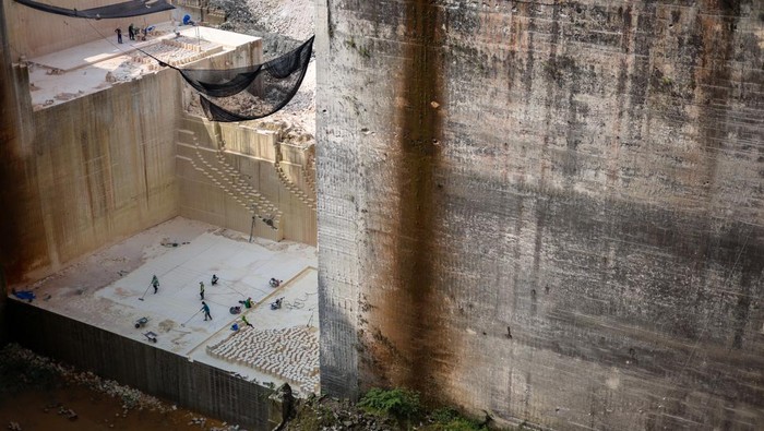 Pekerja menambang batu kapur untuk bahan baku bangunan dan semen di Bektiharjo, Tuban, Jawa Timur, Rabu (10/12/2025). Asosiasi Semen Indonesia (ASI) mencatat ekspor semen hingga kuartal III-2025 mencapai 920.000 ton, naik sekitar 17 persen dibandingkan periode yang sama di tahun lalu. ANTARA FOTO/Muhammad Mada