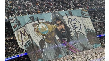 Fans Real Madrid niat banget membuat banner raksasa tapi tetap kalah. Foto: X.com