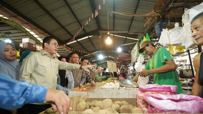 Mendag Budi Santoso tinjau harga bapok di Pasar Tradisional Flamboyan Pontianak.