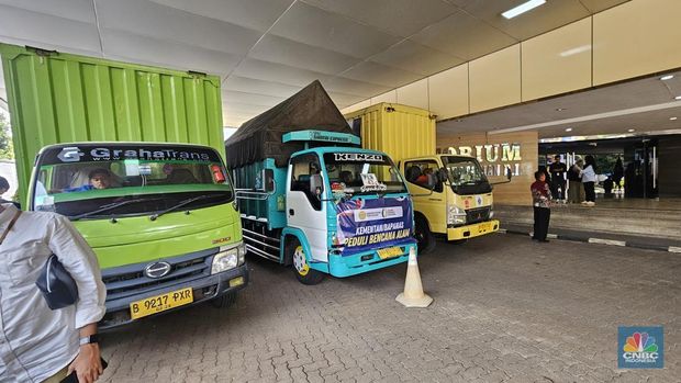 Menteri Pertanian Andi Amran Sulaiman melepas penyaluran bantuan pangan untuk korban bencana banjir dan longsor di Sumatera Utara, Sumatera Barat, dan Aceh, Kamis (11/12/2025). (CNBC Indonesia/Emir Yanwaardhana)