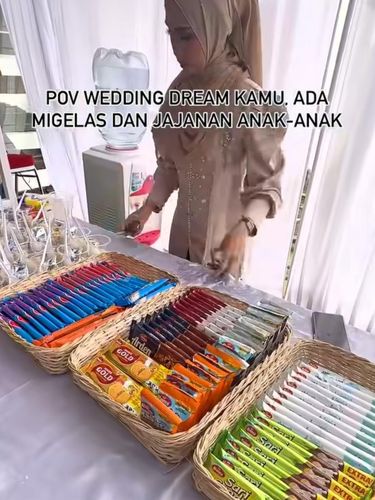 Pembawa acara pernikahan ini mengunggah momen unik, pengantin menyediakan jajanan ringan dan mi instan dalam gelas membuat para tamu undangan antusias. Postingan tersebut langsung viral di media sosial.