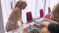 Viral Pernikahan Unik, Tamunya Antre Makan Mi Instan Gelas & Jajanan Warung