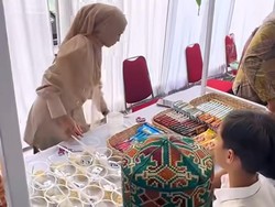 Viral Pernikahan Unik, Tamunya Antre Makan Mi Instan Gelas & Jajanan Warung