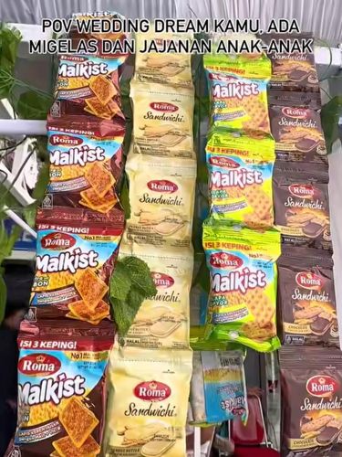 Pembawa acara pernikahan ini mengunggah momen unik, pengantin menyediakan jajanan ringan dan mi instan dalam gelas membuat para tamu undangan antusias. Postingan tersebut langsung viral di media sosial.