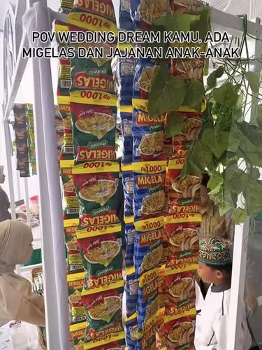Pembawa acara pernikahan ini mengunggah momen unik, pengantin menyediakan jajanan ringan dan mi instan dalam gelas membuat para tamu undangan antusias. Postingan tersebut langsung viral di media sosial.