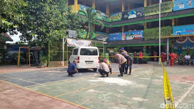 Mobil MBG menabrak sejumlah siswa di SDN Kalibaru 01 Cilincing, Jakarta Utara. Mobil MBG menabrak sejumlah siswa di SDN Kalibaru 01 Cilincing, Jakarta Utara, Kamis (11/12/2025).