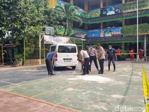 Detik-detik Mencekam Mobil MBG Hantam Gerbang Bablas Tabrak Siswa di SD Jakut