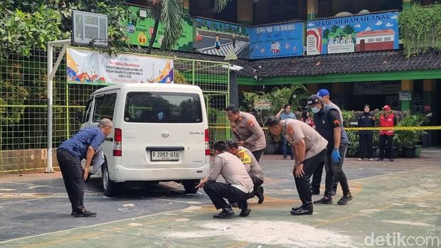 Mobil MBG menabrak sejumlah siswa di SDN Kalibaru 01 Cilincing, Jakarta Utara. Mobil MBG menabrak sejumlah siswa di SDN Kalibaru 01 Cilincing, Jakarta Utara, Kamis (11/12/2025).