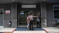 Suasana luar ruang IGD RSUD Koja, Jakarta Utara. Kunjungan Wapres ini menjadi bentuk nyata dukungan pemerintah terhadap para korban, sekaligus pengingat pentingnya peningkatan keselamatan di lingkungan sekolah agar kejadian serupa tidak kembali terjadi.