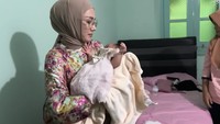Ahmad Dhani dan Mulan Jameela menamakannya Siti Aminah. Mulan dan Ahmad Dhani mengadopsi Siti Aminah pada Juli 2025. Foto: YouTube Ahmad Dhani Dalam Berita