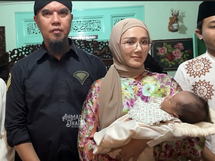 Mulan Jameela dan Ahmad Dhani mengadopsi bayi bernama Siti Aminah.