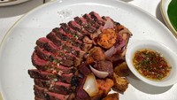 Menu steak lezat itu diolah di atas panggangan berkualitas unggulan, yaitu Josper Oven-Grill. Penggunaan oven tersebut membuat sajian steak akan matang dengan baik dan sensasi empuk juicy dengan aroma smoky menggugah selera. Foto: Yenny Mustika Sari/detikcom