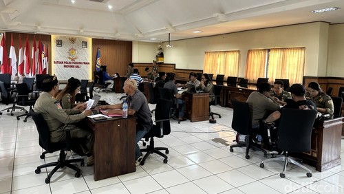 Para pelaku usaha di Jatiluwih dimintai keterangan oleh Satpol PP Provinsi Bali, Kamis (11/12/2025). (Foto: Dinda Anatasya/detikBali)