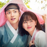 Diadaptasi dari webtoon, The Tale of Nokdu menceritakan pendekar pedang yang menyamar sebagai wanita demi mengejar pembunuh keluarganya, dan bertemu calon gisaeng yang mengubah hidupnya. Kisah cinta Jang Dong Yoon dan Kim So Hyun semakin seru karena dianggap serasi. Foto: Instagram