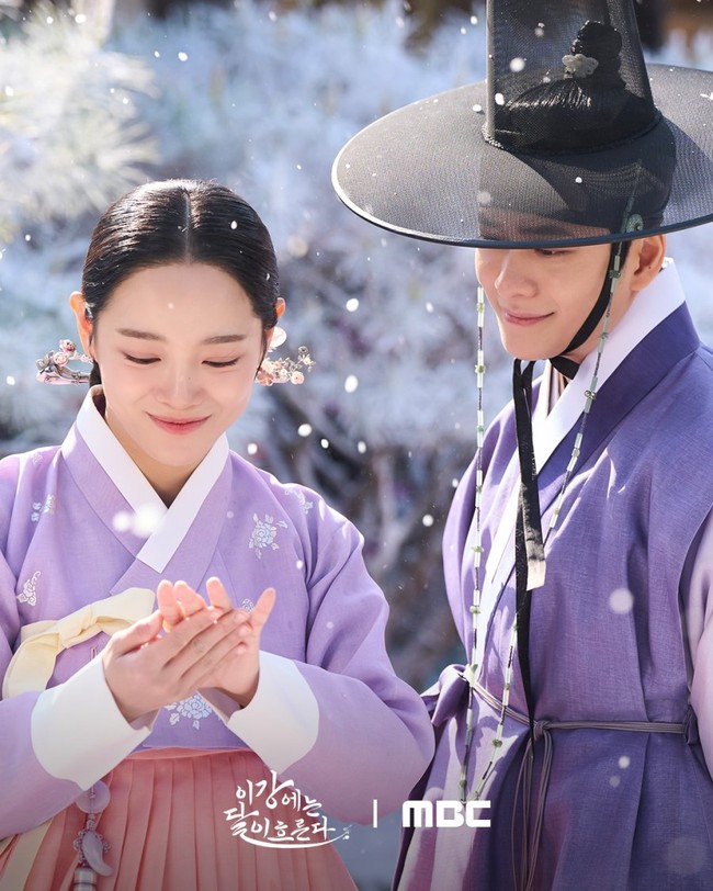 Visual Kang Tae Oh dan Kim Sejeong menjadi sorotan selama penayangan Moon River bulan ini. Kisah cinta mereka semakin menarik perhatian, keduanya mendadak bertukar tubuh, menjalani kehidupan satu sama lain yang bertolak belakang sebagai putra mahkota dan pedagang kaki lima. Foto: Instagram