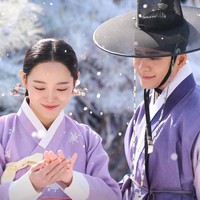 Visual Kang Tae Oh dan Kim Sejeong menjadi sorotan selama penayangan Moon River bulan ini. Kisah cinta mereka semakin menarik perhatian, keduanya mendadak bertukar tubuh, menjalani kehidupan satu sama lain yang bertolak belakang sebagai putra mahkota dan pedagang kaki lima. Foto: Instagram