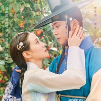 Tak ketinggalan, Park Eun Bin dan Rowoon masuk daftar pasangan drama saeguk dengan visual terbaik sepanjang masa. Netizen Korea terpana melihat kisah cinta keduanya di The King’s Affection. Park Eun Bin berperan sebagai wanita yang menyamar menjadi putra mahkota, sedangkan Rowoon adalah guru tampan yang membuat hatinya goyah. Foto: Instagram
