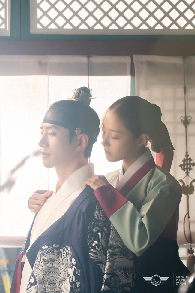 The Red Sleeve menghadirkan kisah cinta Raja Jeongjo dan Sung Deok Im, dayang istana yang menolak dijadikan selir. Perpaduan visual Lee Junho 2PM dan Lee Se Young sebagai pasangan drama saeguk dinilai ikonik hingga kini. Foto: Instagram