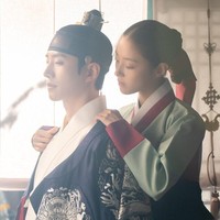 The Red Sleeve menghadirkan kisah cinta Raja Jeongjo dan Sung Deok Im, dayang istana yang menolak dijadikan selir. Perpaduan visual Lee Junho 2PM dan Lee Se Young sebagai pasangan drama saeguk dinilai ikonik hingga kini. Foto: Instagram