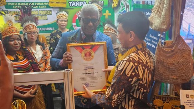 Pemkab Mimika juga meraih peringkat ketiga sebagai peserta booth pameran produk lokal terbaik pada ajang IGA 2025 di Jakarta. Pemkab Mimika juga meraih peringkat ketiga sebagai peserta booth pameran produk lokal terbaik pada ajang IGA 2025 di Jakarta.