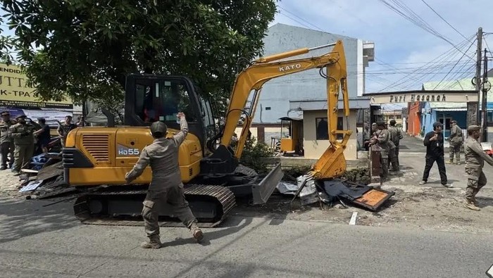 Pemkot Depok Bongkar 59 PKL dan Bangunan Liar di Bantaran Kali Licin