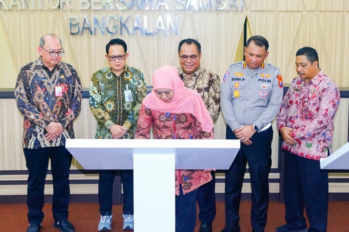 Resmikan Gedung Bersama Samsat Bangkalan, Khofifah Minta Tingkatkan Layanan