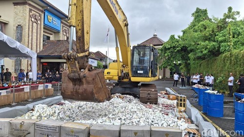 Pemusnahan rokok ilegal dan miras, Kamis (11/12/2025). (Fabiola Dianira)