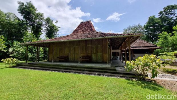 Penampakan dari depan rumah joglo yang sudah berusia satu abad di Payaman, Girirejo, Imogiri, Bantul, Kamis (11/12/2025). Penampakan dari depan rumah joglo yang sudah berusia satu abad di Payaman, Girirejo, Imogiri, Bantul, Kamis (11/12/2025).
