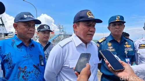 Penasihat Utama Dharma Laut Utama (DLU), Bambang Haryo Soekartono, saat diwawancarai di Pelabuhan Tenau, Kota Kupang, NTT, Kamis (11/12/2025). (Foto: Yufengki Bria/detikBali)