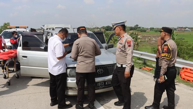 Pihak berwenang saat memeriksa mobil Kijang Kapsul di mana ditemukan 4 orang tewas di Tol Pejagan-Pemalang Km 284, Kamis (11/12/2025).