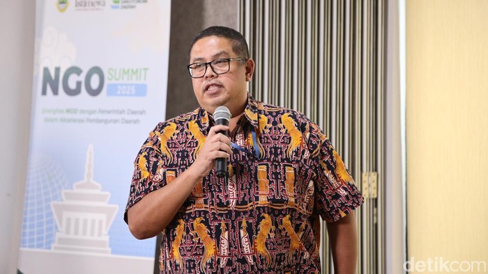 Arrya Tirto Sumarto dari Biro Kerja Sama Teknik Luar Negeri memaparkan pentingnya tata kelola Ormas Asing dalam mendukung kolaborasi pembangunan daerah. Ia menekankan bahwa pemerintah pusat, melalui 4 Pilar National Focal Point, berperan memastikan kerja sama internasional sejalan dengan prioritas nasional dan tertib regulasi.