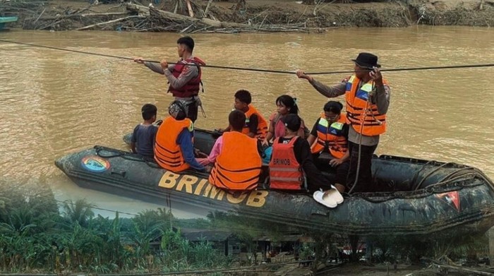 Brimob Masih Terus Evakuasi Warga dari Lokasi Bencana di Sibolga-Tapteng