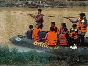 Brimob Masih Terus Evakuasi Warga dari Lokasi Bencana di Sibolga-Tapteng