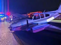 Bikin Kaget! Pesawat Mendarat Darurat Timpa Mobil Camry