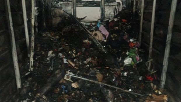 Petugas Damkar Satpol PP Boyolali, memadamkan api yang membakar mobil dalam gudang paket, di Boyolali, Kamis (11/12/2025). Petugas Damkar Satpol PP Boyolali, memadamkan api yang membakar mobil dalam gudang paket, di Boyolali, Kamis (11/12/2025).