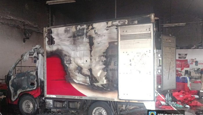 Mobil Boks Muatan Paket Terbakar dalam Gudang di Boyolali