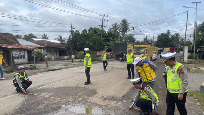 Petugas melakukan jalan berlubang di Jalan Lintas Batang Hari-Sarolangun, Jambi