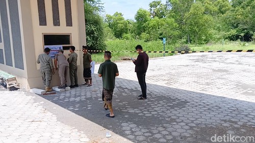 Petugas menyegel bangunan PT Panorama Menjangan Bali (PMG) di kawasan hutan Taman Nasional Bali Barat (TNBB), Kabupaten Jembrana, Bali, Kamis (11/12/2025).